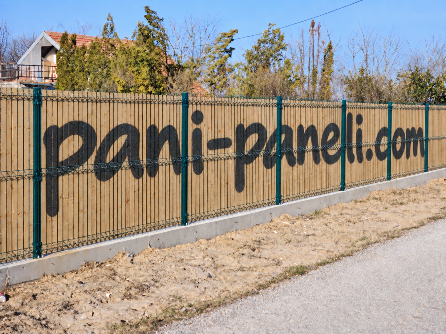 Gotova panel ograda zatvorena drvenim letvicama s natpisom pani-paneli.com
